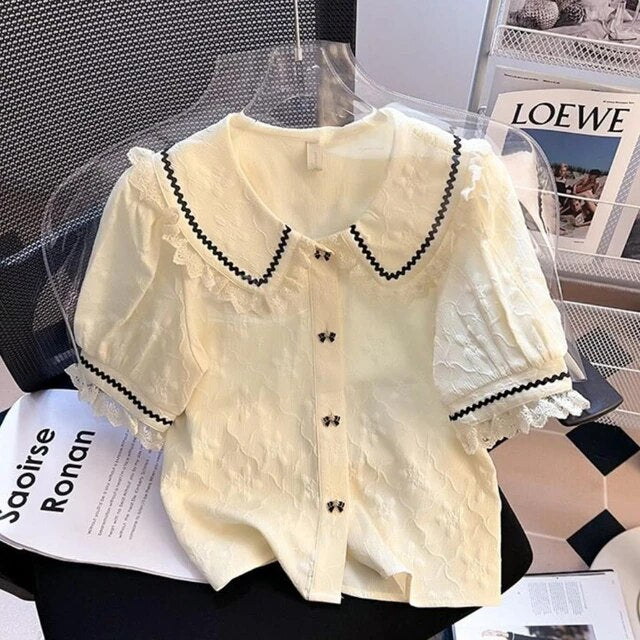 Elegant bluse med Peter Pan-krage og puffermer i fransk stil