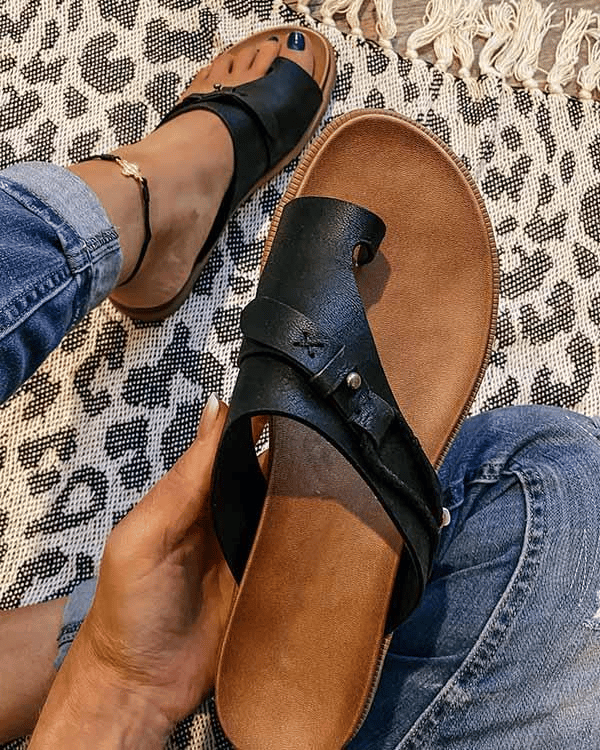 Petra | Flate sandaler i skinn med tåring