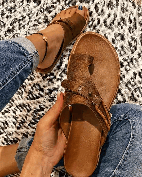 Petra | Flate sandaler i skinn med tåring