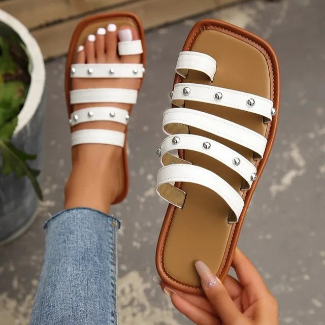 Flate sandaler med stropper og nitter