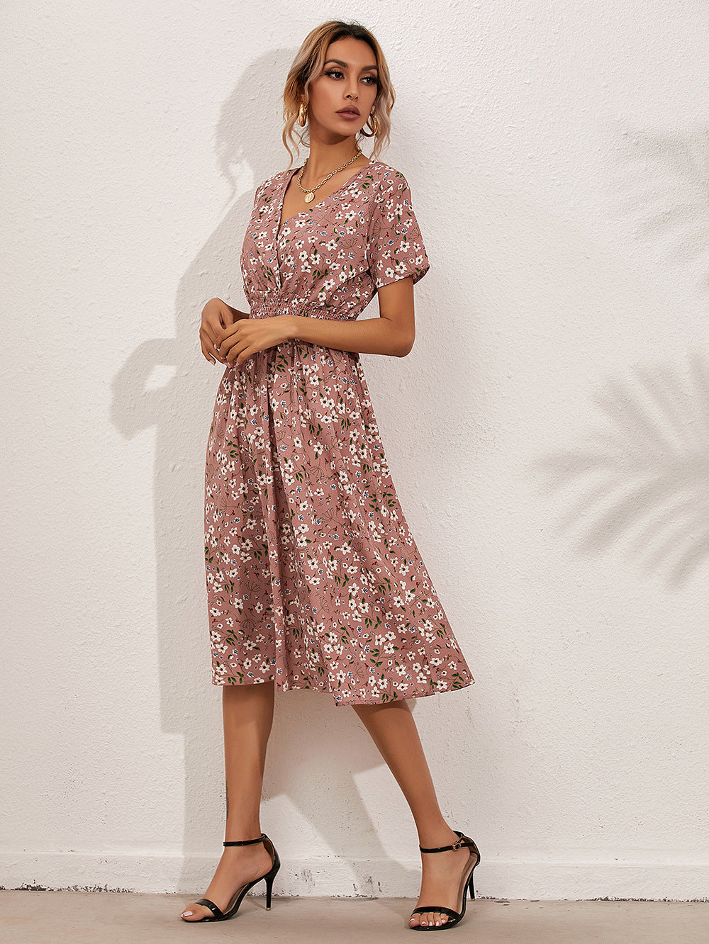 Elegant sommerkjole med blomstertrykk