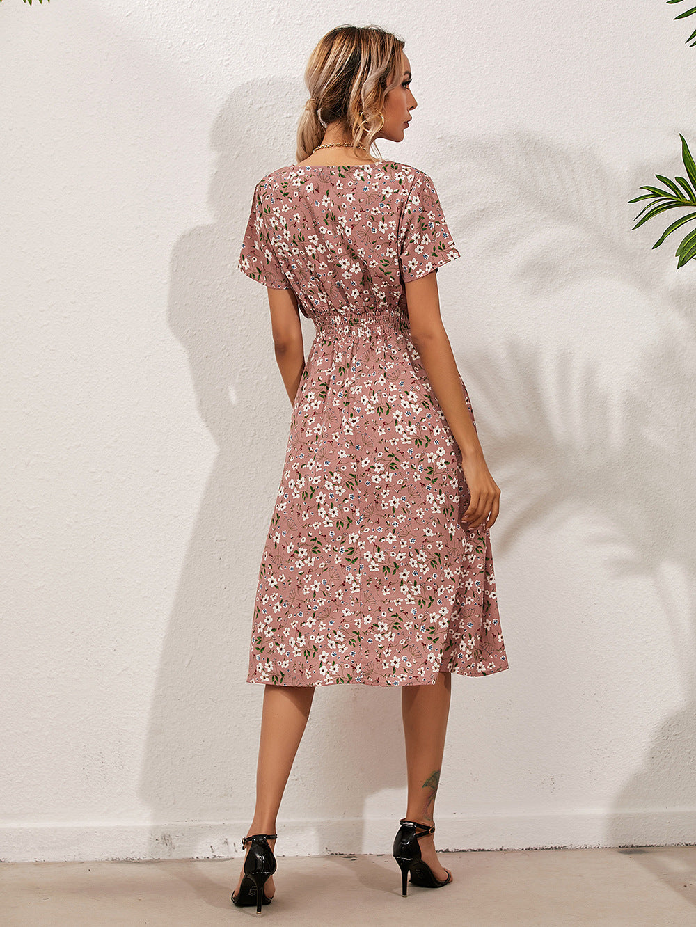 Elegant sommerkjole med blomstertrykk