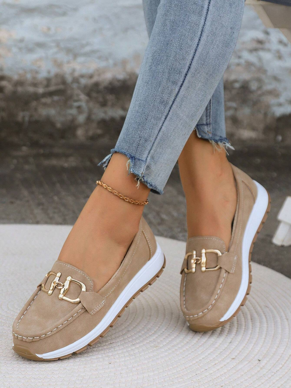 Remi | Slip-on-platåloafers i semsket skinn med kjededetalj – Khaki