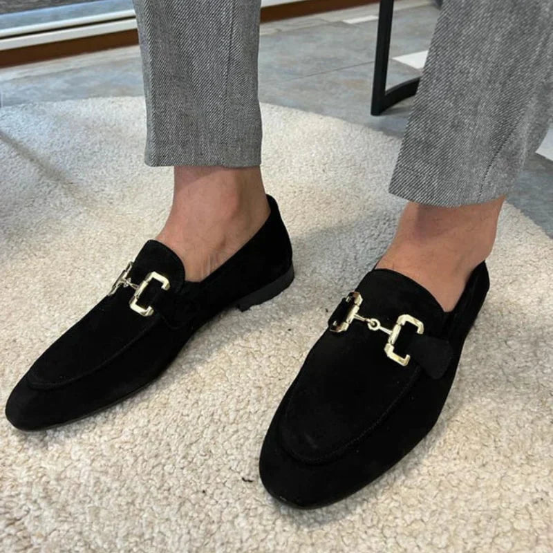 Loafer i semsket skinn med metallspenne