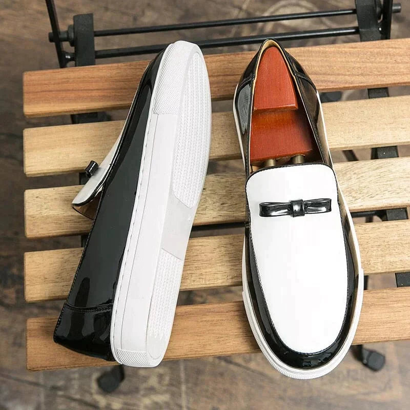 Fasjonable loafers i tofarget design med spenne