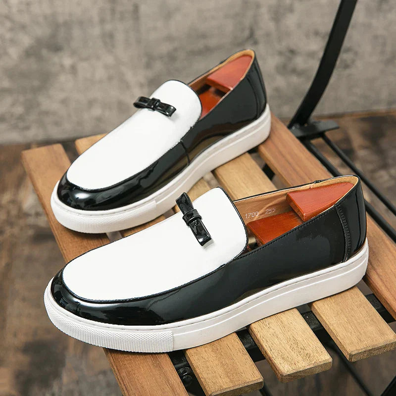 Fasjonable loafers i tofarget design med spenne