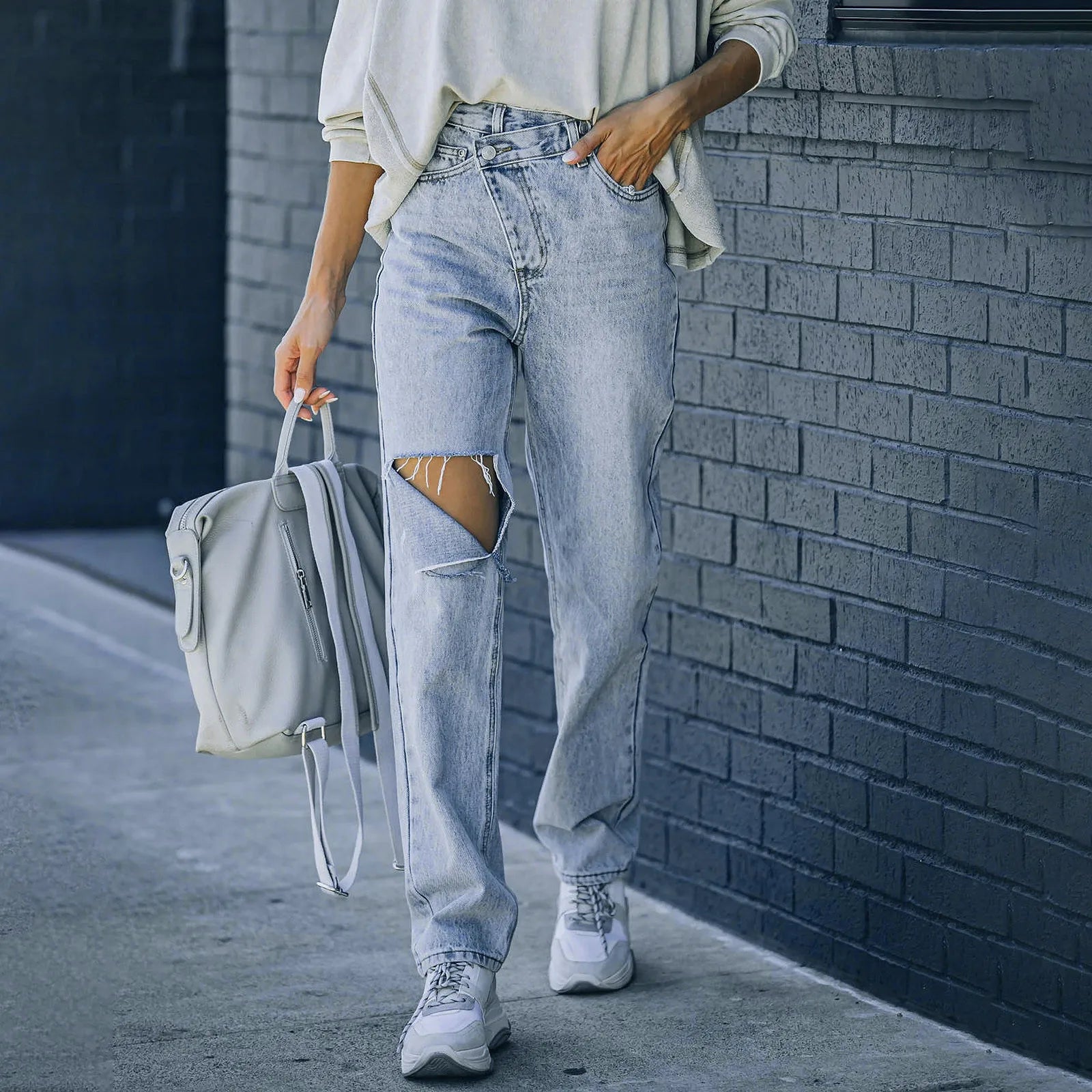 Jeans med høy midje og slitte detaljer
