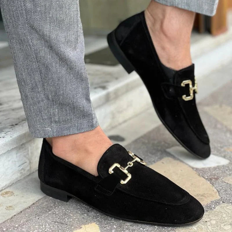 Loafer i semsket skinn med metallspenne