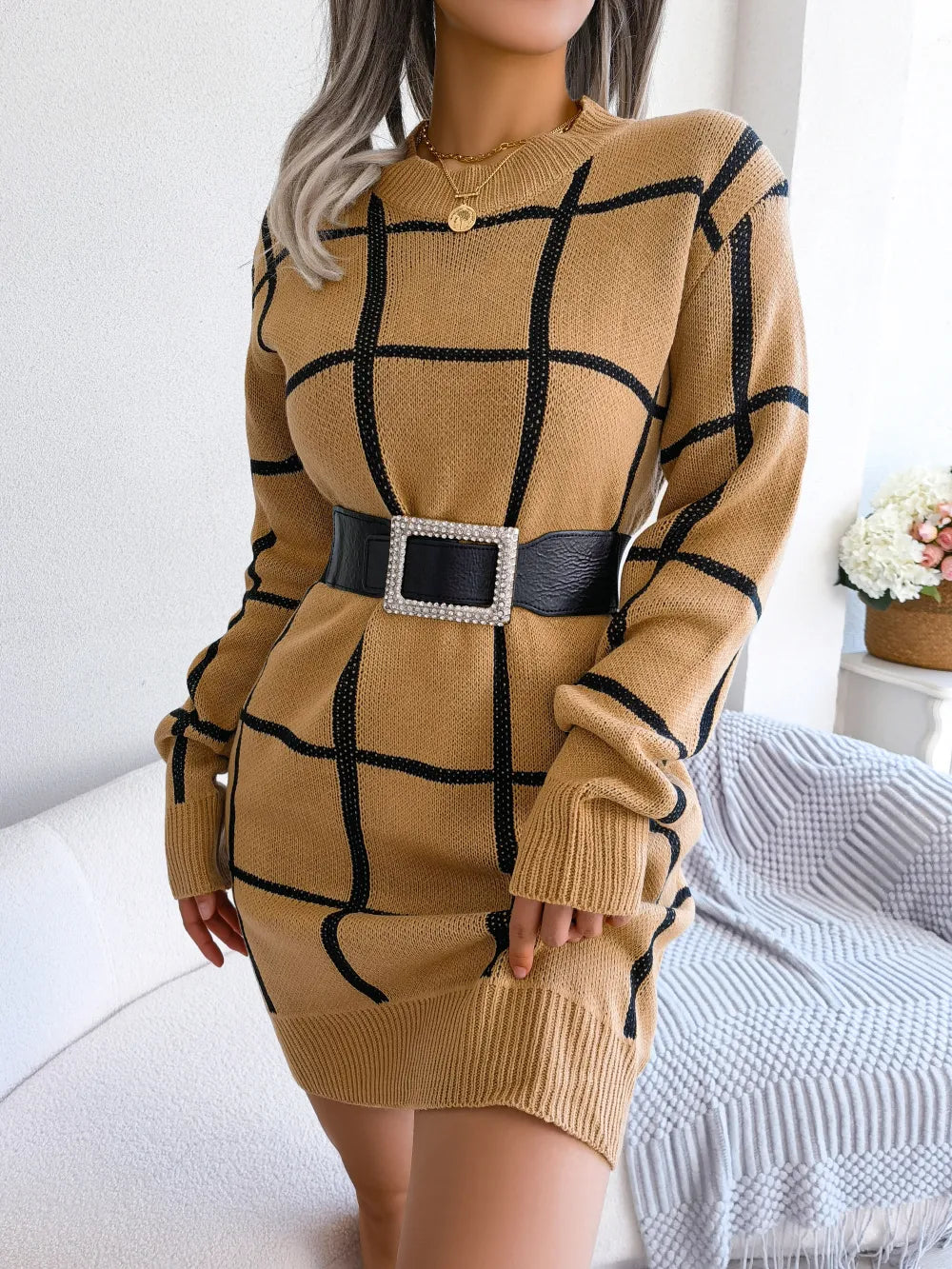 Elegant rutete kjole med lange ermer