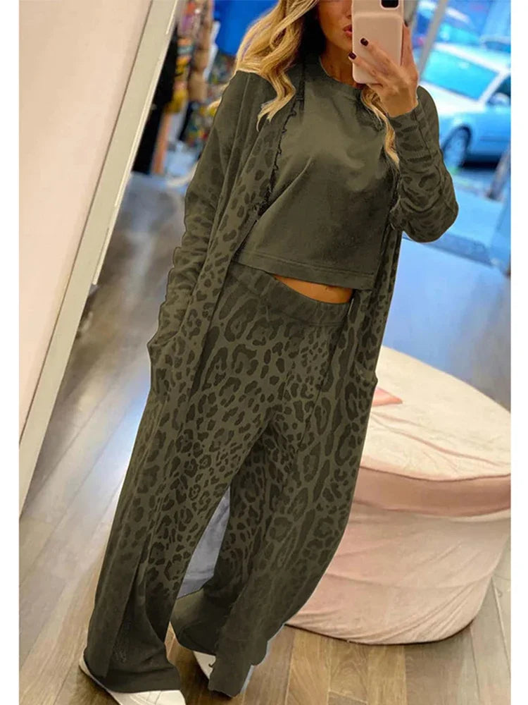 Lommekofta med leopardmønster, langermet cardigan og buksesett med strikk i midjen