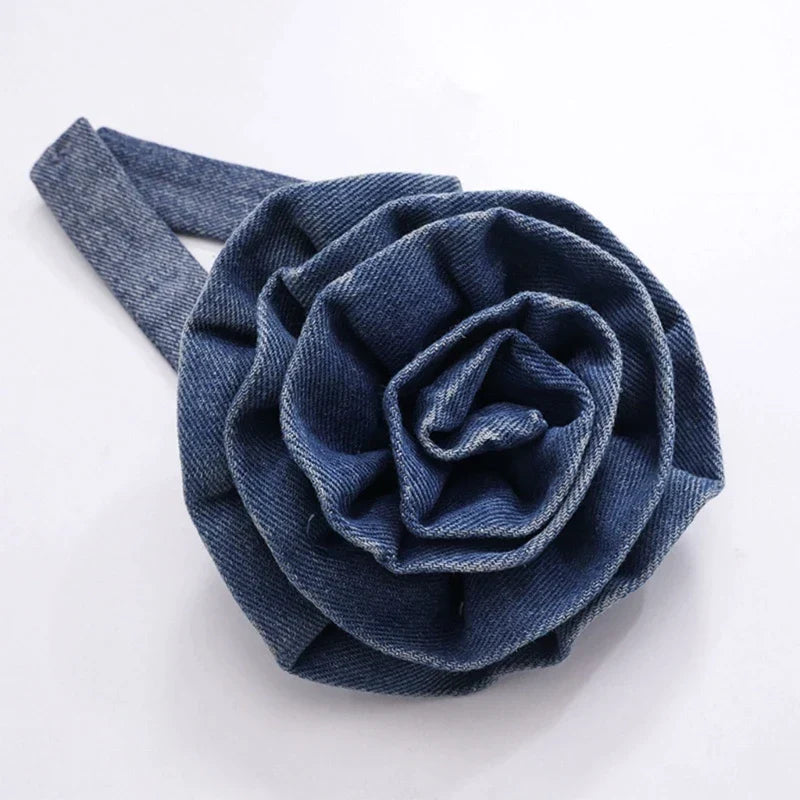 Bandeautopp i denim med blomstret choker