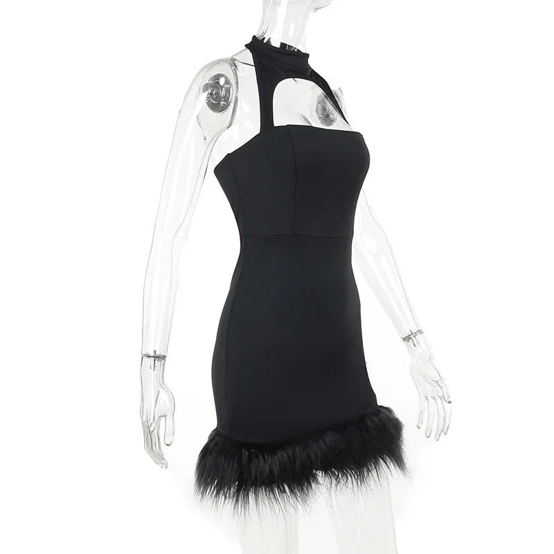 Elegant minikjole med halterneck og stropp