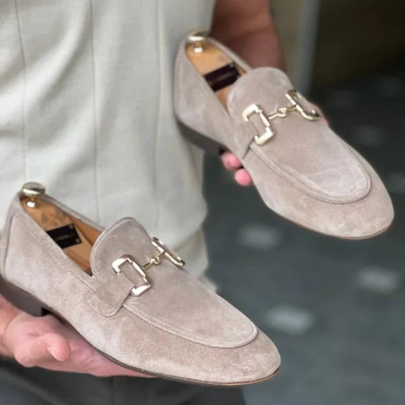 Loafer i semsket skinn med metallspenne