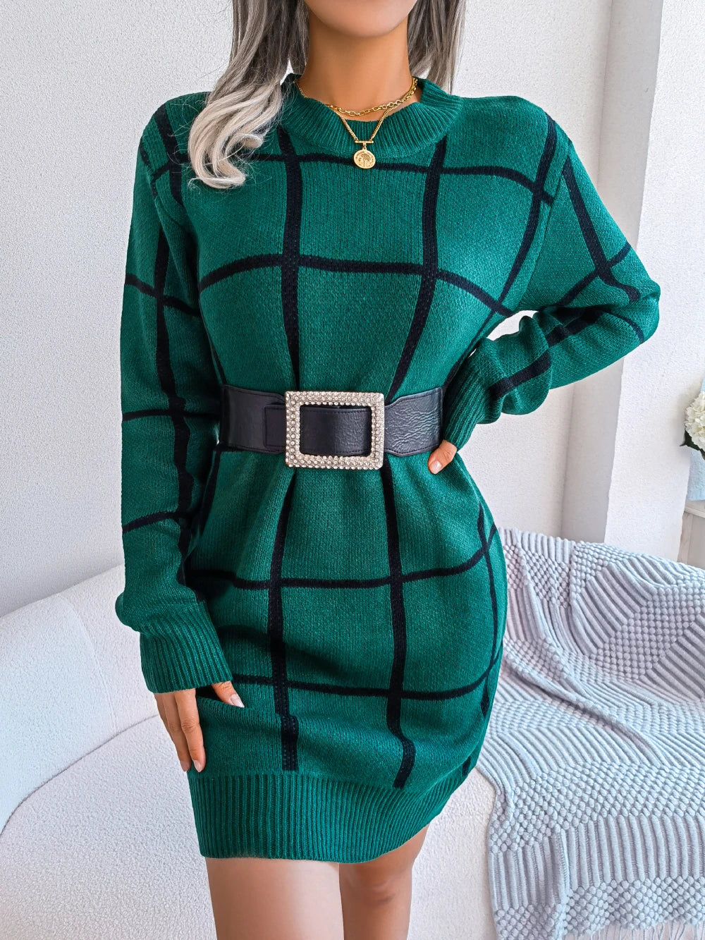 Elegant rutete kjole med lange ermer