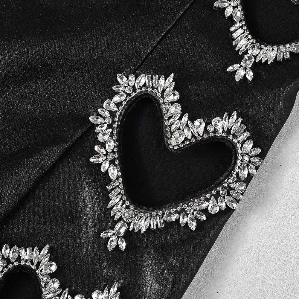 Stroppeløs minikjole i vinyl med broderte applikasjoner
