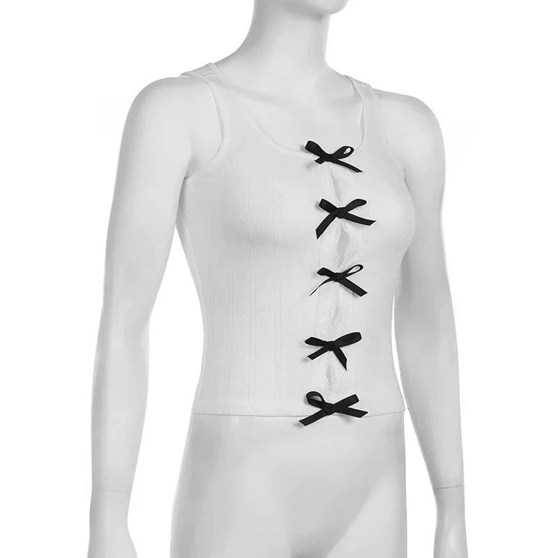 Ribbestrikket tanktop med snøredetaljer