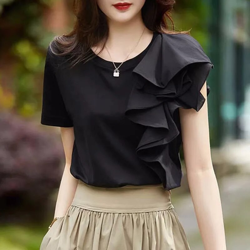 Elegant bluse med volanger og sømmer