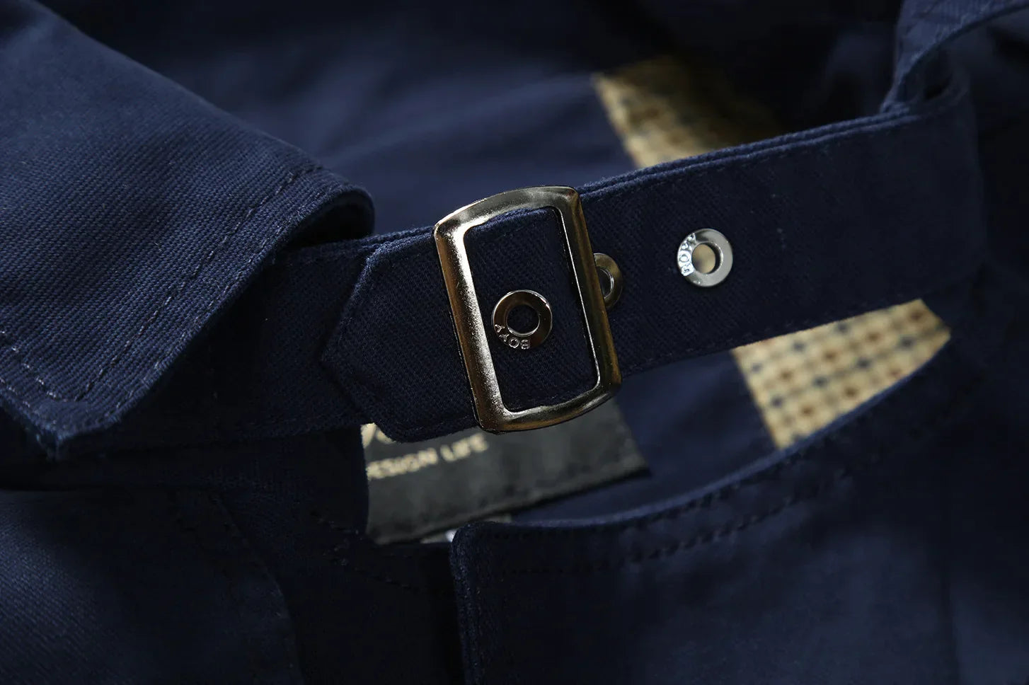 Moteriktig lang trenchcoat for menn