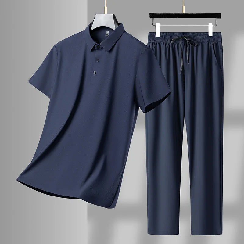 Sommerens Favoritt: Pustende Herresett i Is-silke – Polo & Bukse i Todelt Joggedress