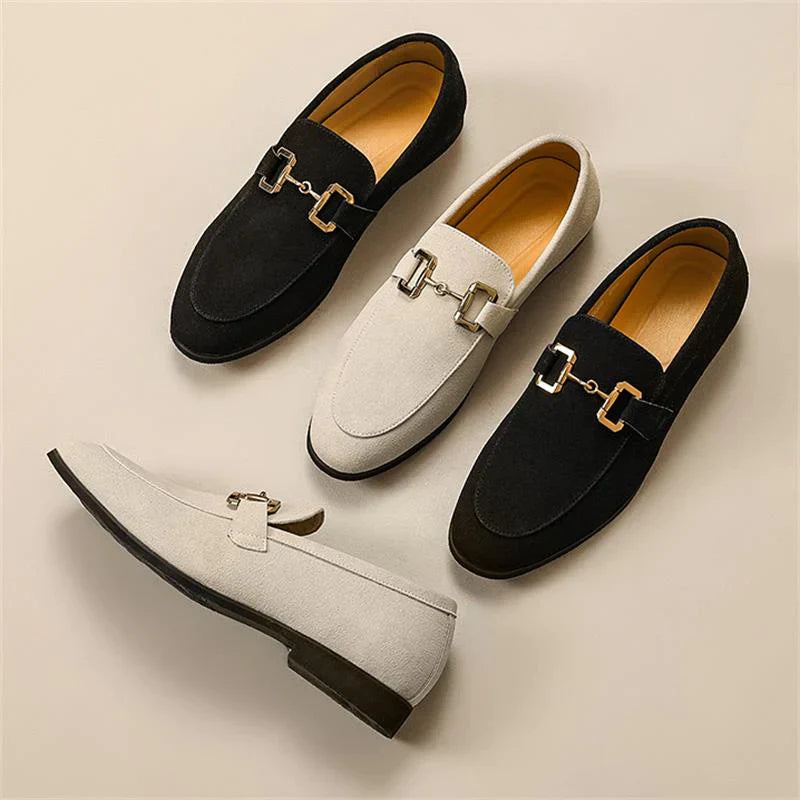 Loafer i semsket skinn med metallspenne