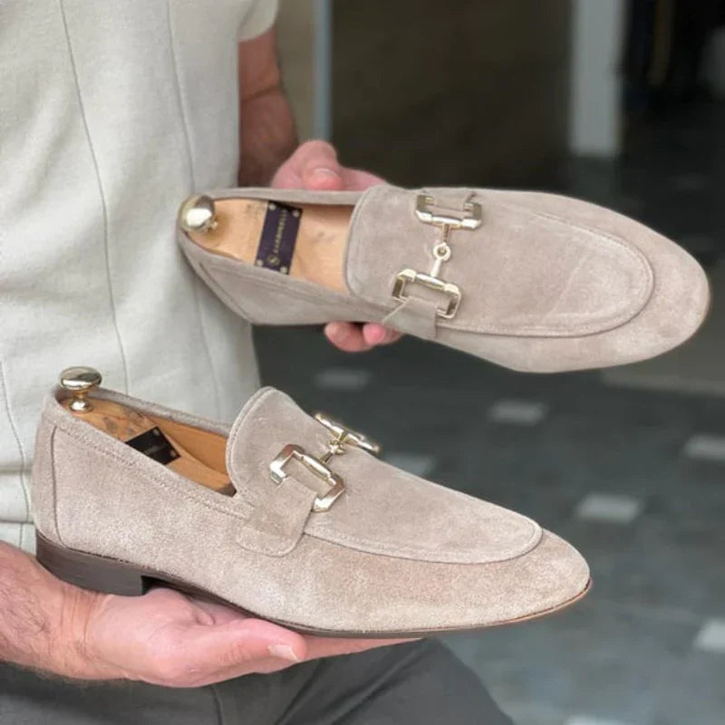 Loafer i semsket skinn med metallspenne