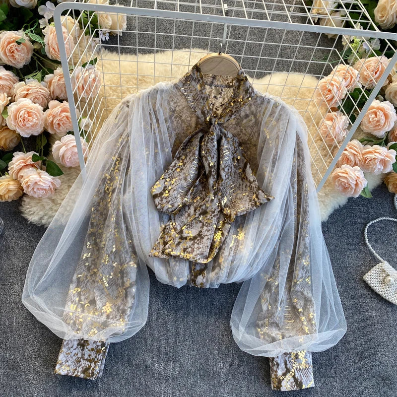 Gjennomsiktig bluse med lanterneermer