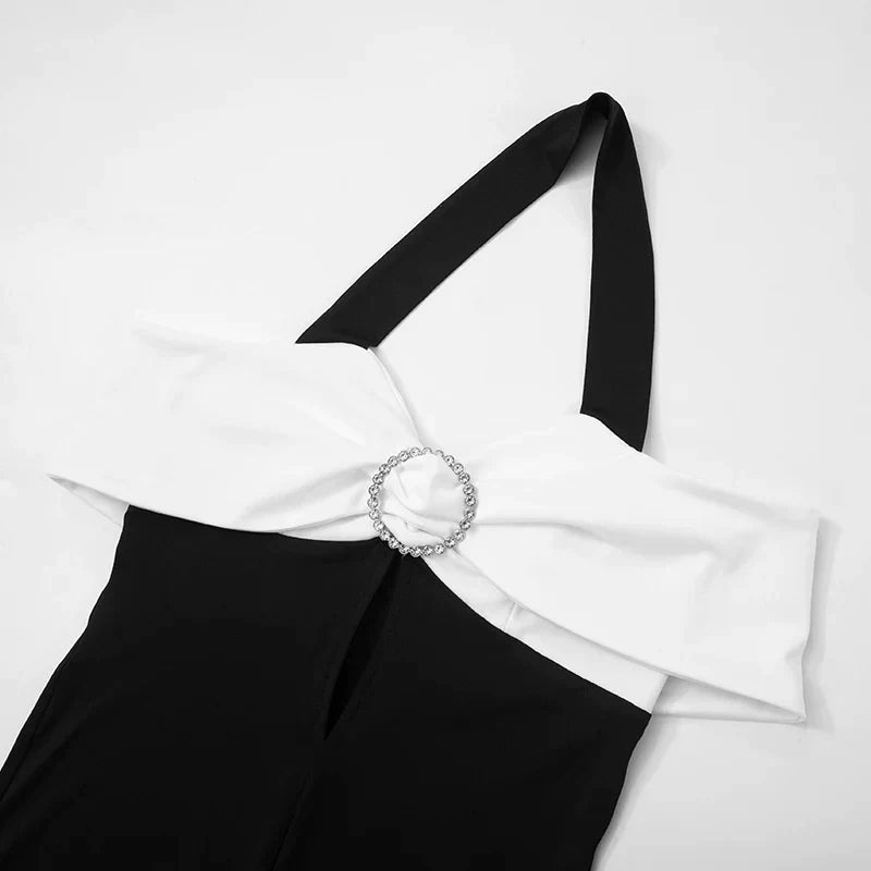Monokrom jumpsuit med halterneck og sløyfe som aksent