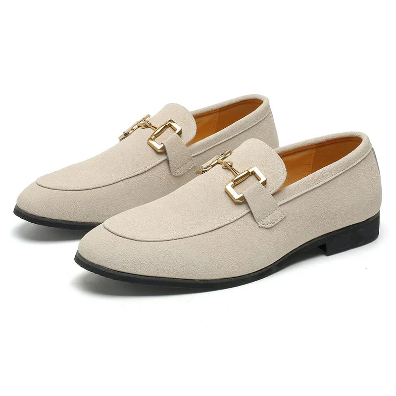Loafer i semsket skinn med metallspenne