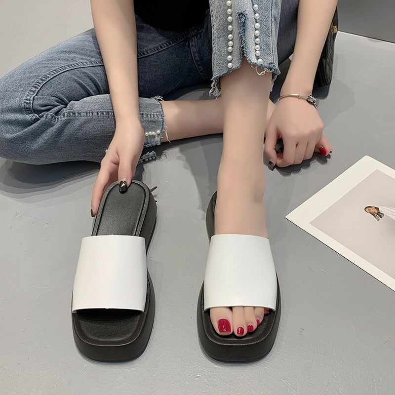 Minimalistiske slidesandaler med bred rem