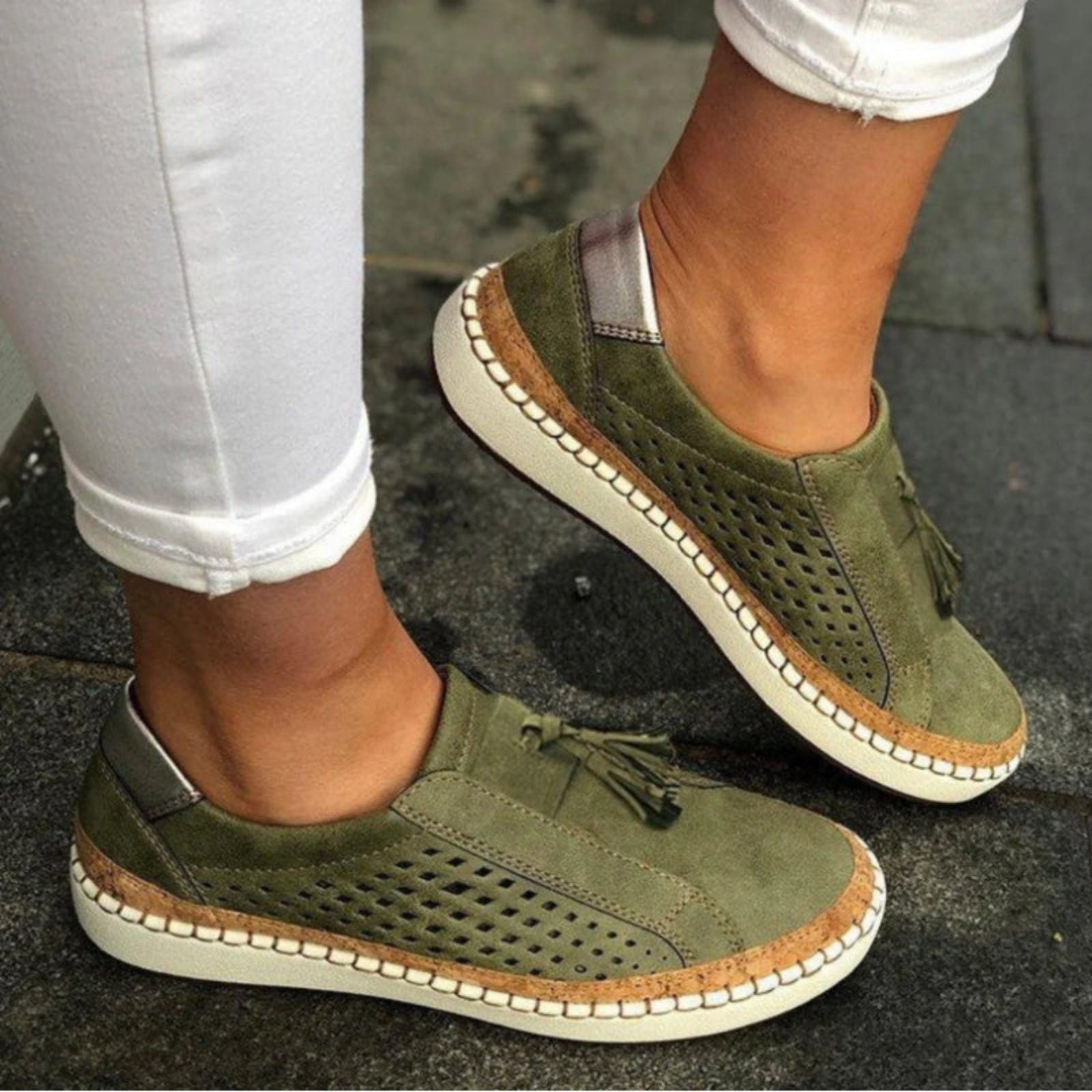Sage | Pustende slip-on-sneakers i semsket skinn med utskjæringer og dusk – Olivengrønn