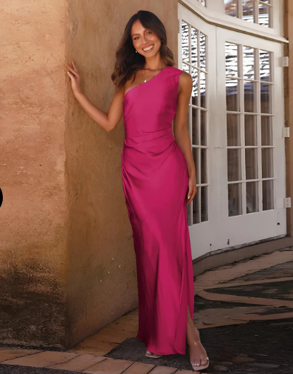 Maxikjole med asymmetrisk skulder og splitt