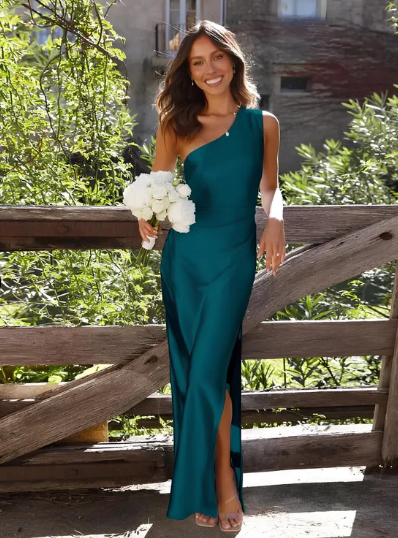 Maxikjole med asymmetrisk skulder og splitt