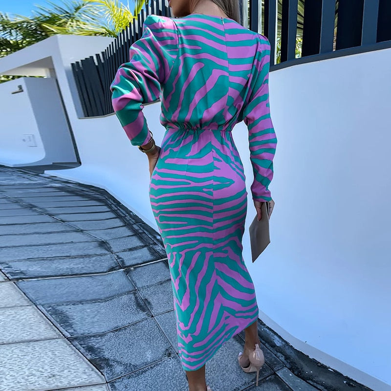 Midikjole med elektrisk bølgetrykk