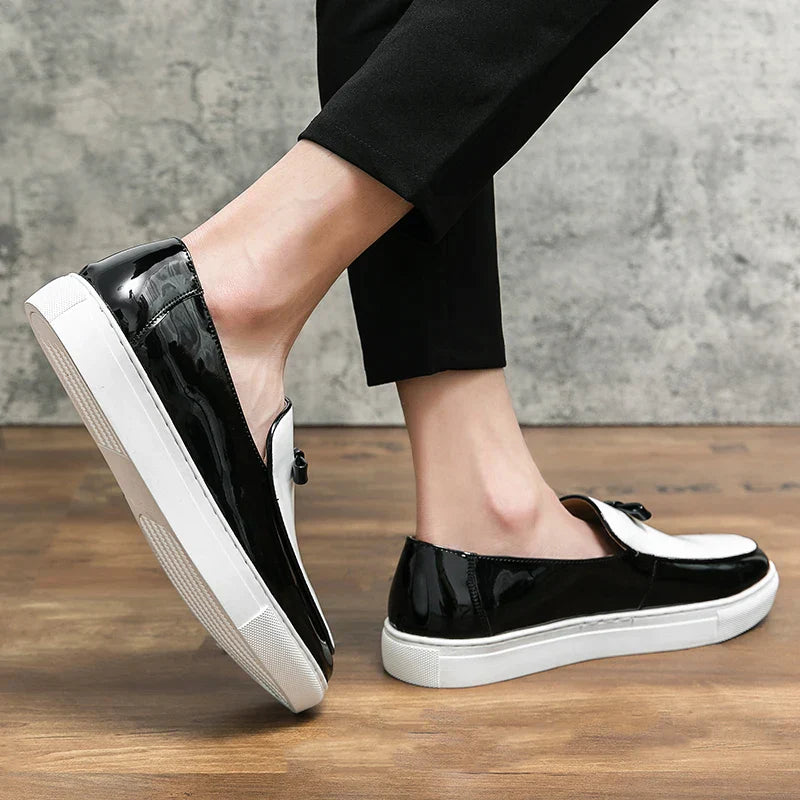 Fasjonable loafers i tofarget design med spenne