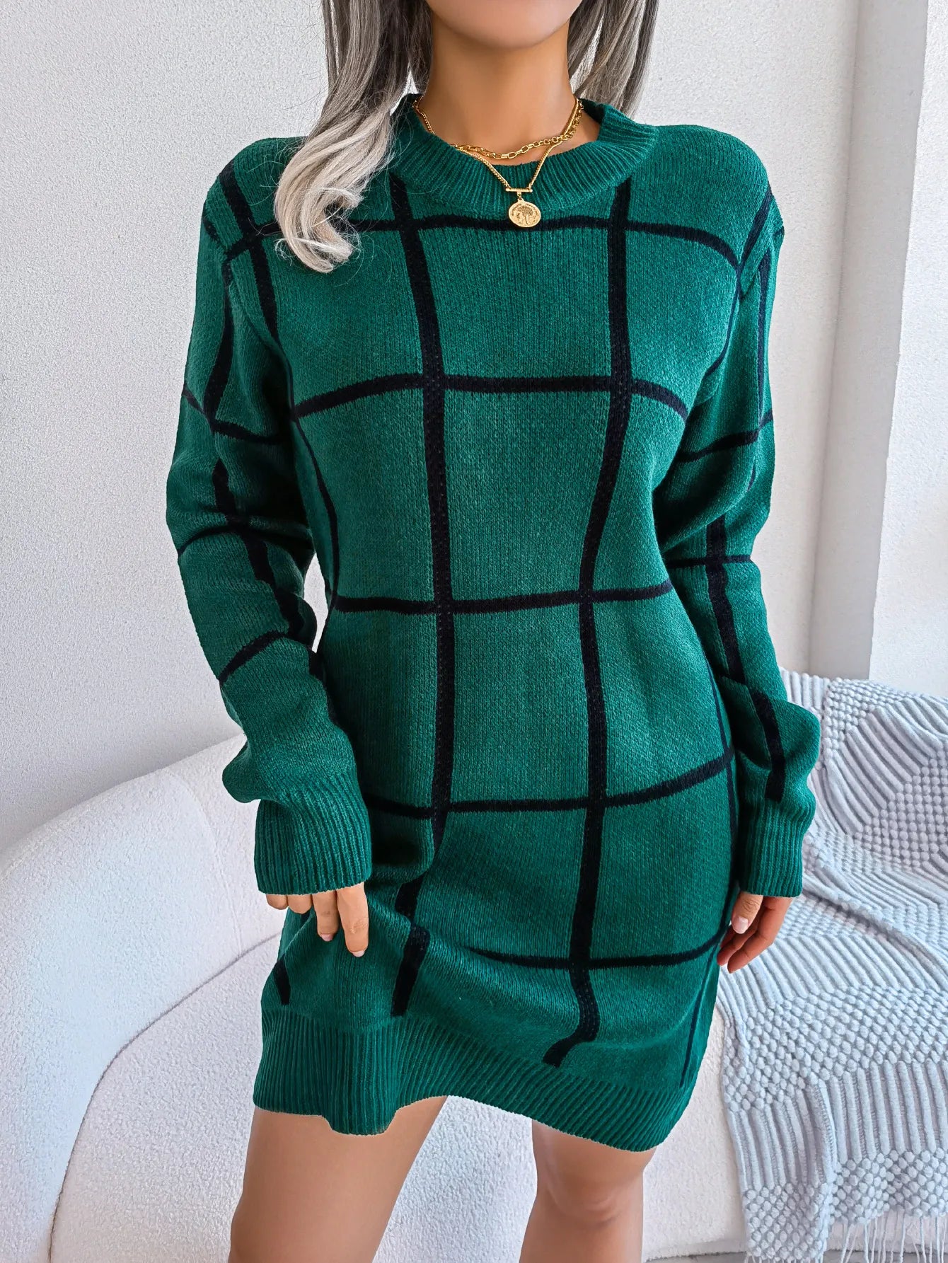 Elegant rutete kjole med lange ermer