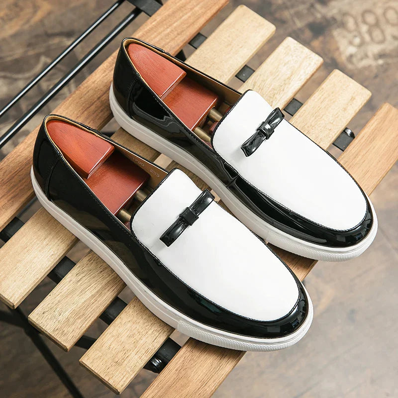 Fasjonable loafers i tofarget design med spenne