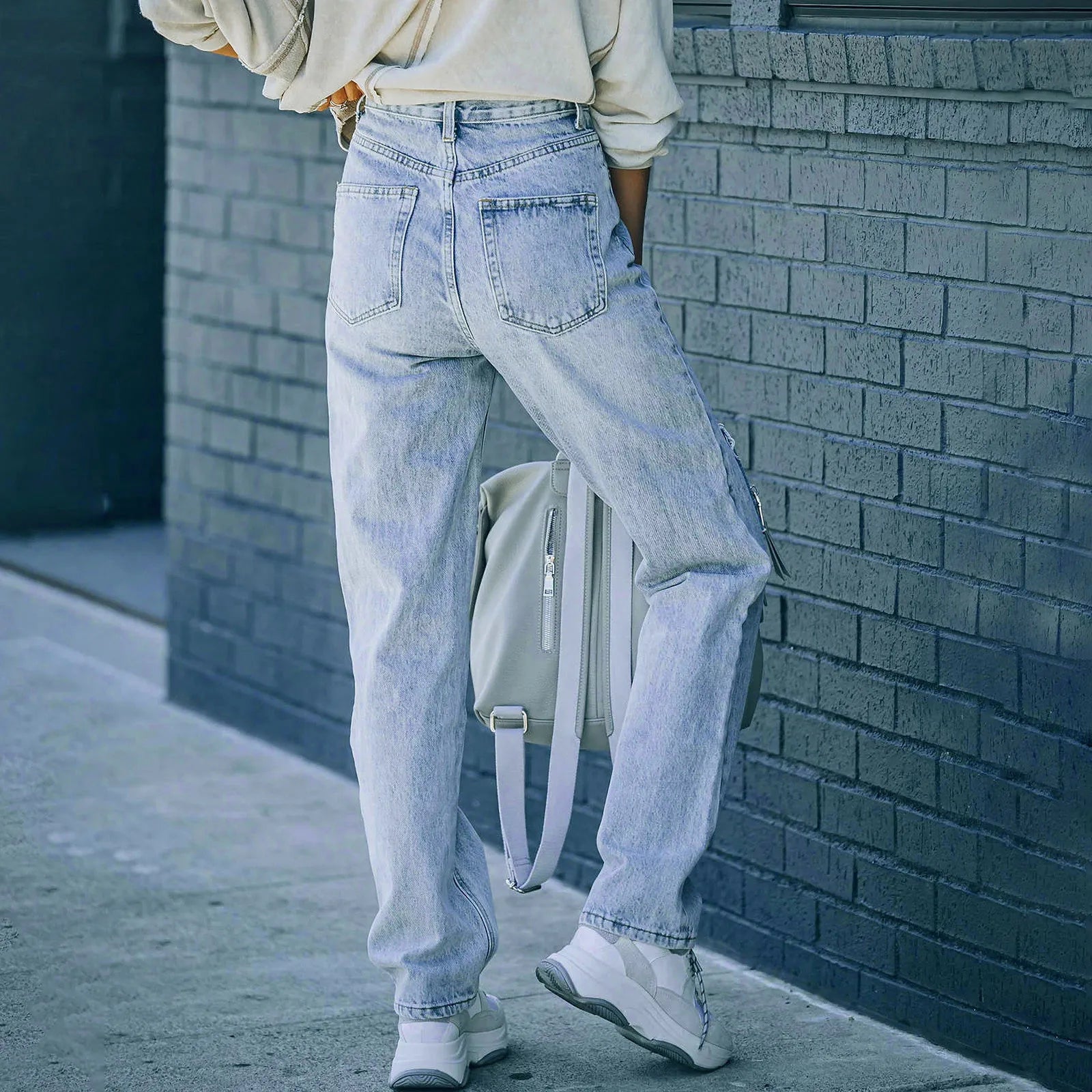 Jeans med høy midje og slitte detaljer