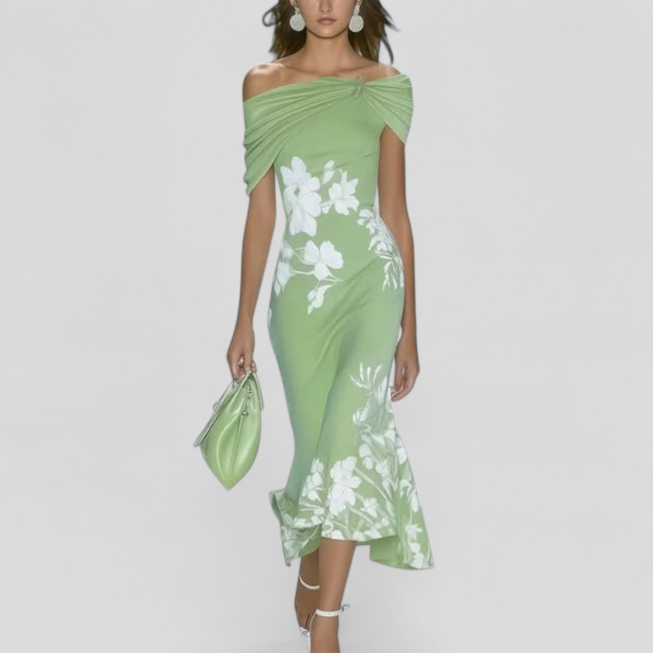 Seraphine | Midikjole i sateng med blomstermønster, off shoulder og vridd front – Lysegrønn