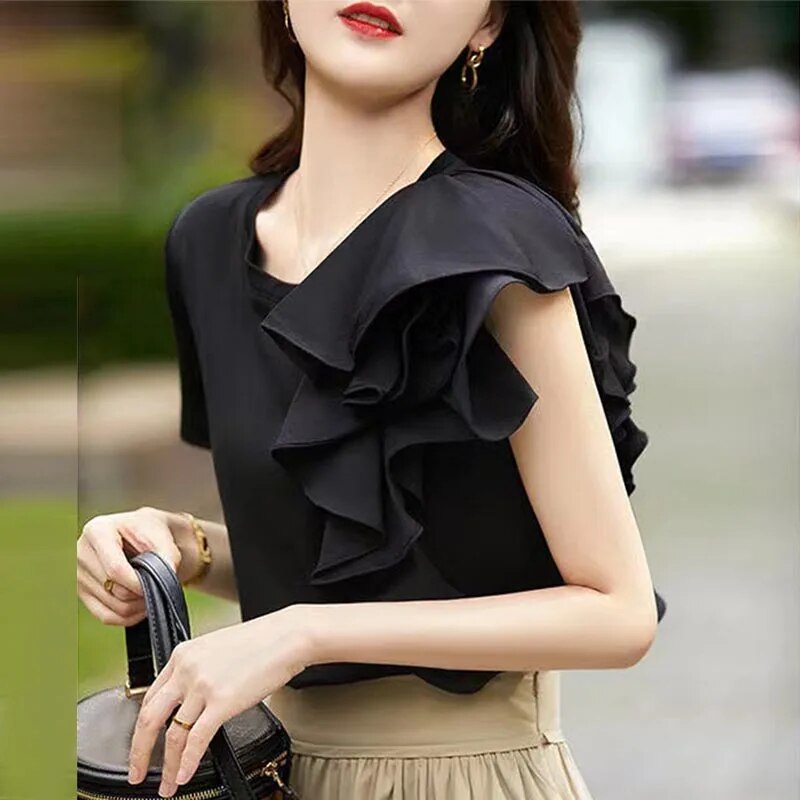 Elegant bluse med volanger og sømmer