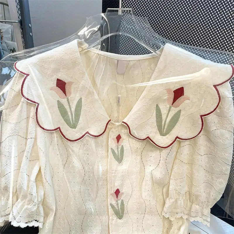 Retrobluse med Peter Pan-krage og blomstermønster
