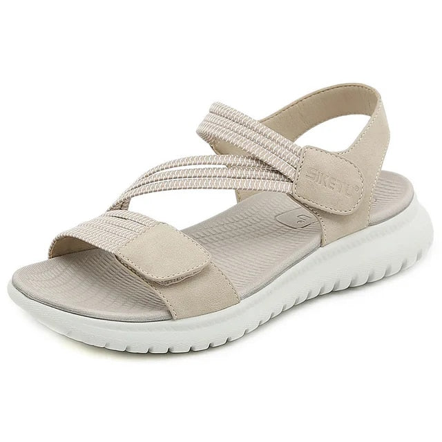 Sandaler med kilehæl og justerbar borrelåslukking