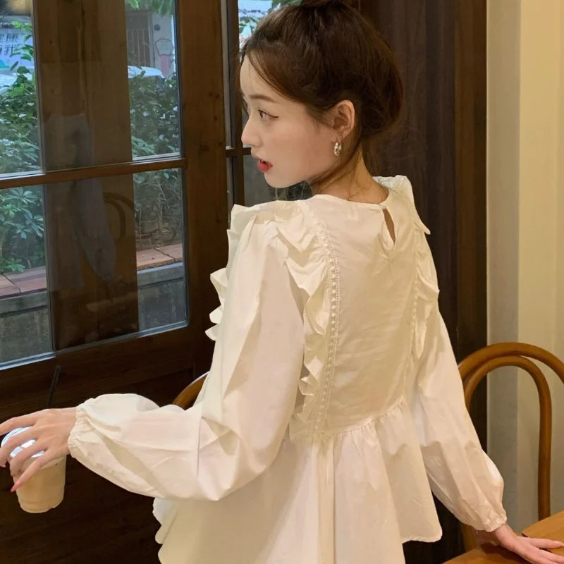 Elegant bluse med volanger