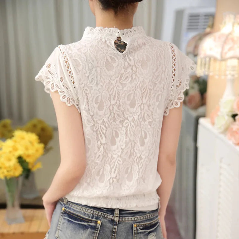 Chiffongbluse med blomstrete blonder