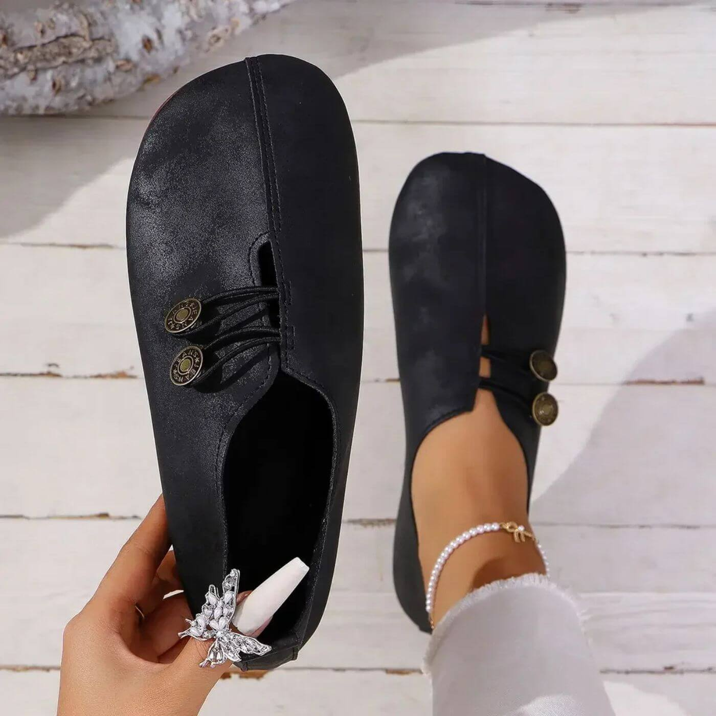Tatum | Flate slip-on-sko i semsket skinn med kryssnøring og knapper