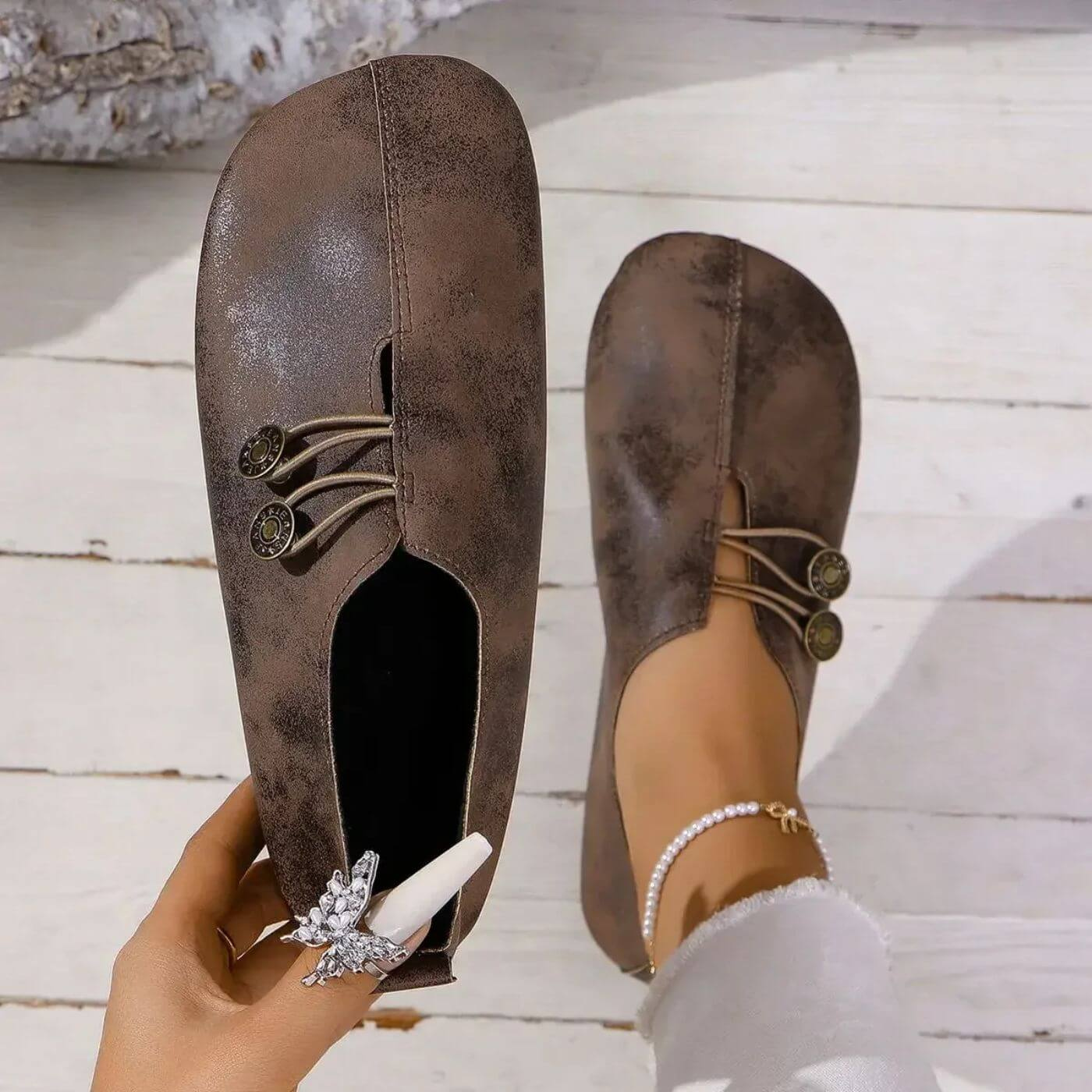 Tatum | Flate slip-on-sko i semsket skinn med kryssnøring og knapper