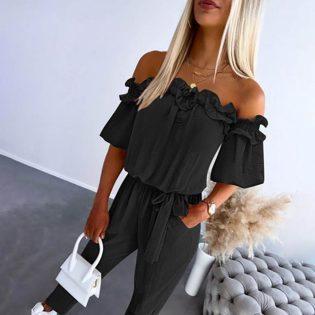 Tavi | Buksedress i bomull med off shoulder, volang og knyteliv