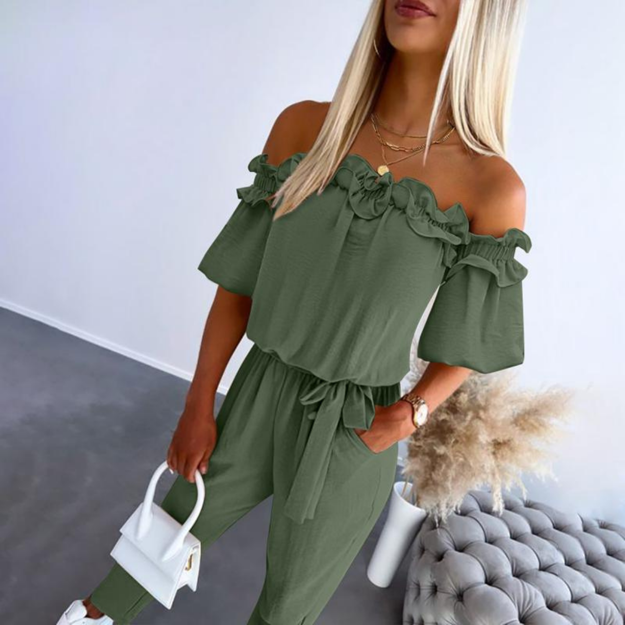 Tavi | Buksedress i bomull med off shoulder, volang og knyteliv