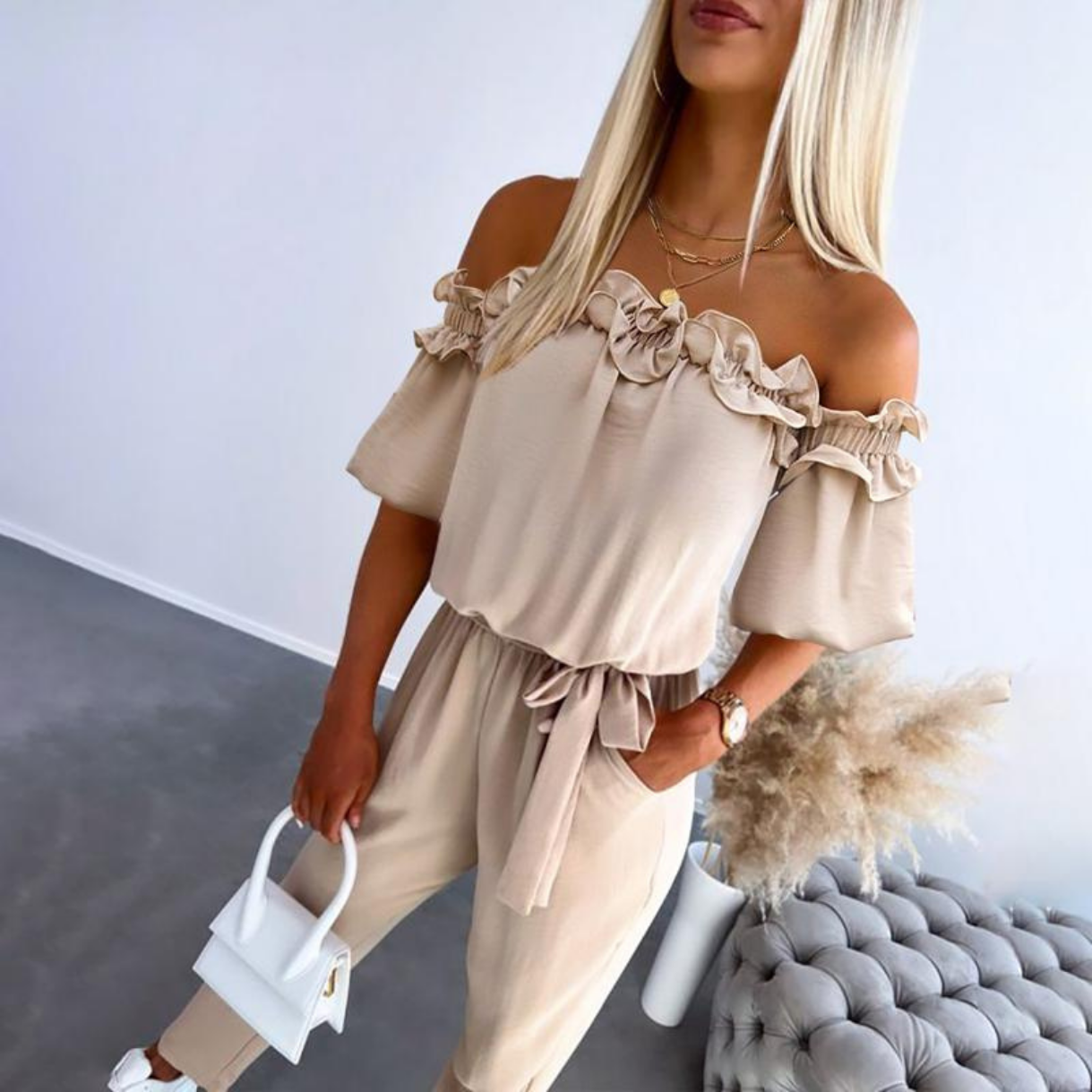 Tavi | Buksedress i bomull med off shoulder, volang og knyteliv – Beige