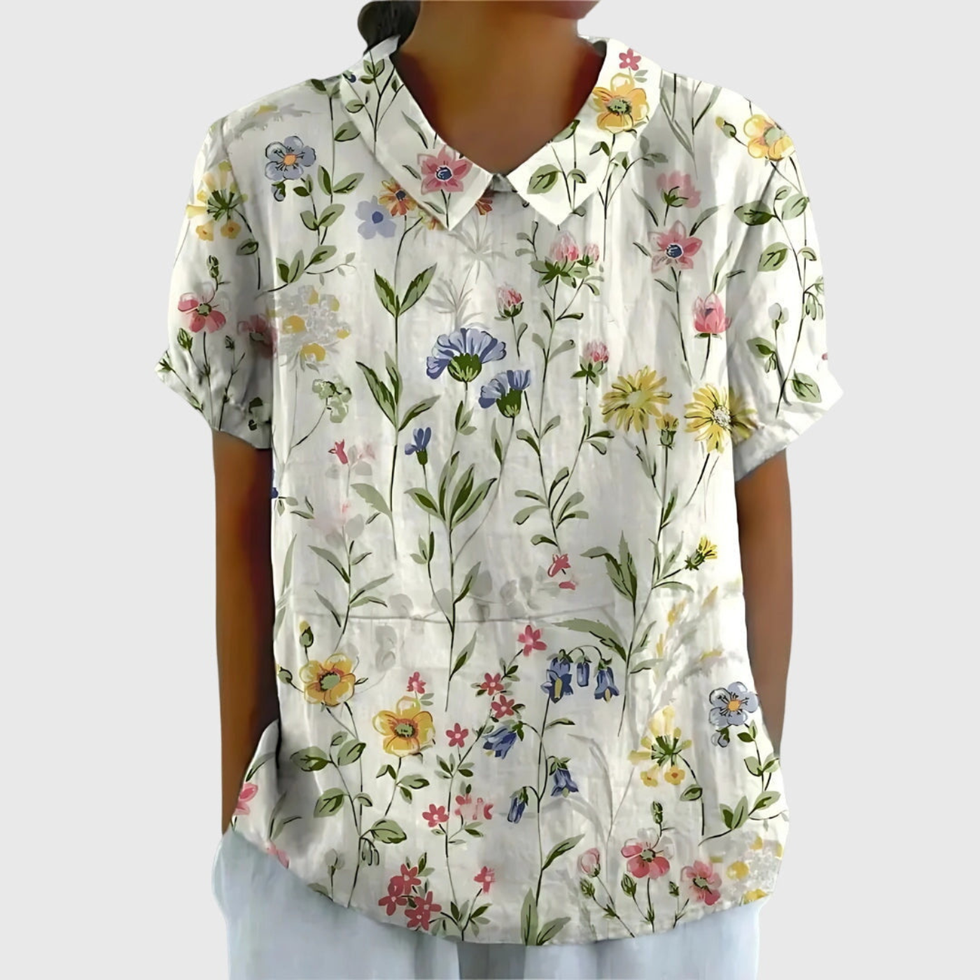 Thea | Kortermet bluse i lin med blomstermønster og krage – Hvit