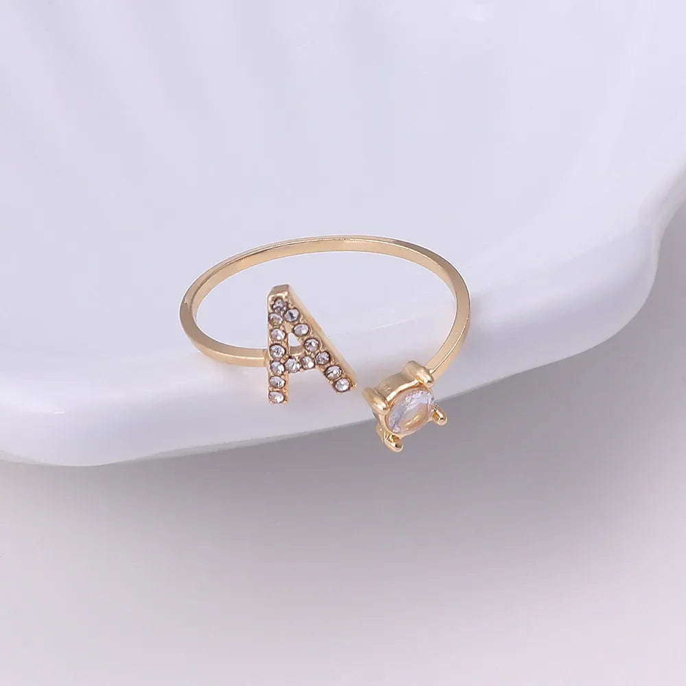 Personlig initialring med solitær diamant